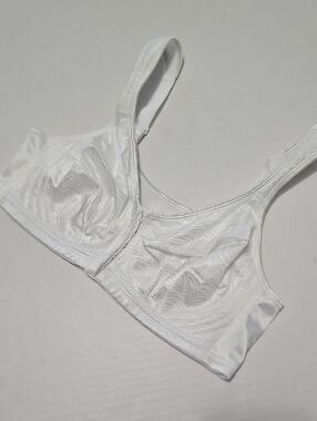 Playtex 8525 White Non-Wired Comfort Front Closure Lined Support Bra Size 38C